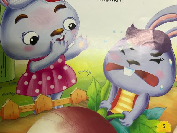 Thỏ con không biết giúp mẹ nhổ củ cà rốt